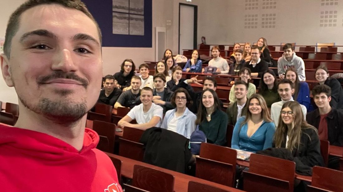 Lucas Brasier face à une promotion en amphithéâtre