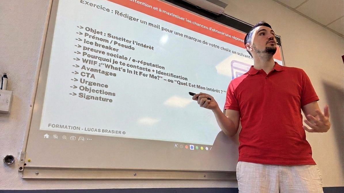 Lucas Brasier en formation devant des Bac+5