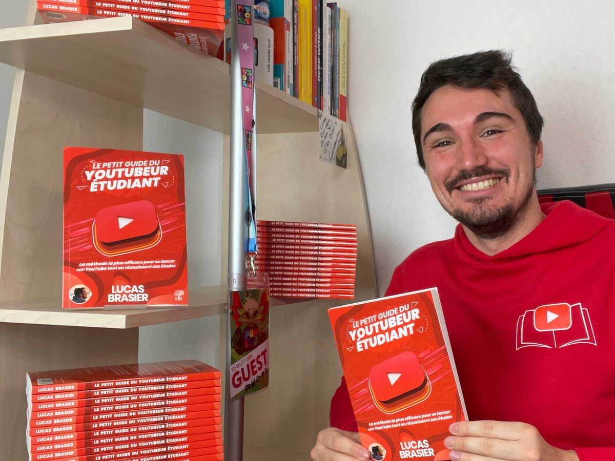 Lucas Brasier avec son livre Le petit guide du youtubeur étudiant