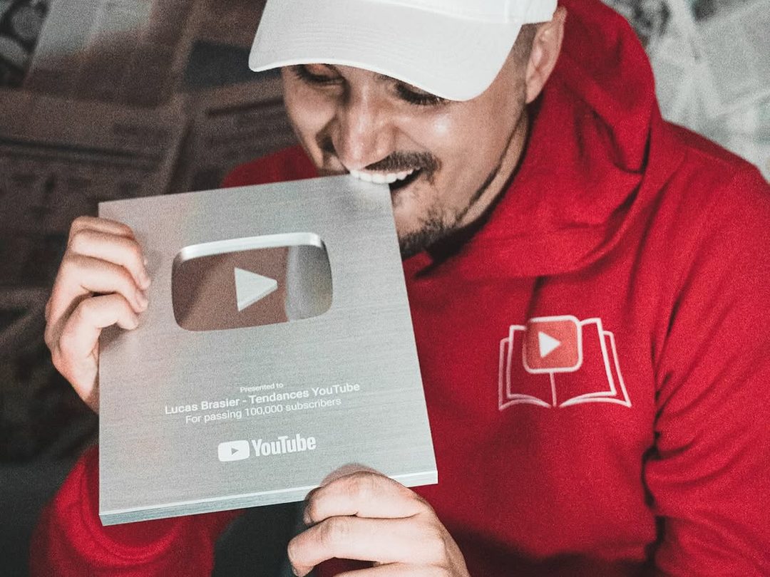 Lucas Brasier avec son trophée YouTube des 100 000 abonnés