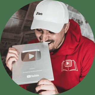 Lucas Brasier avec son trophée YouTube des 100 000 abonnés